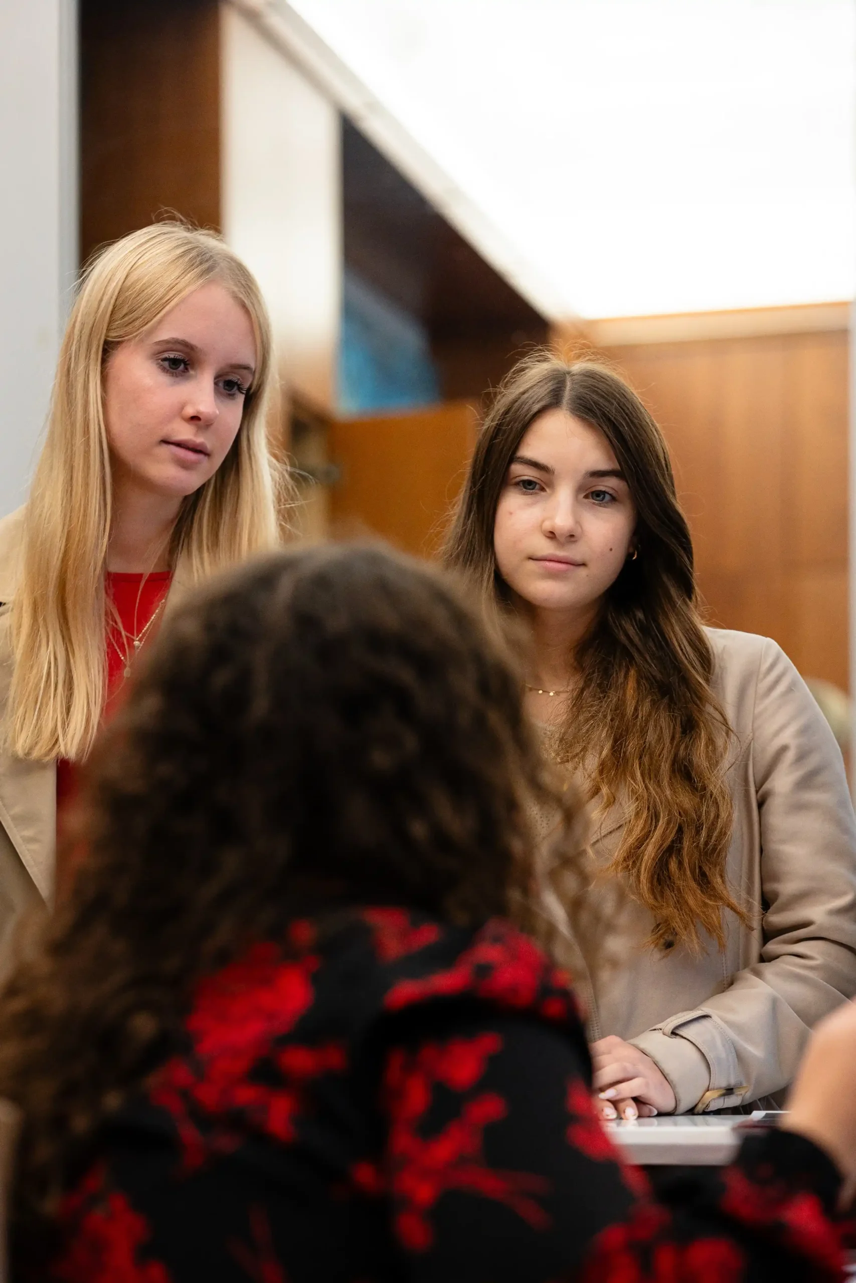 Conseillère en formation parlant avec des apprenantes