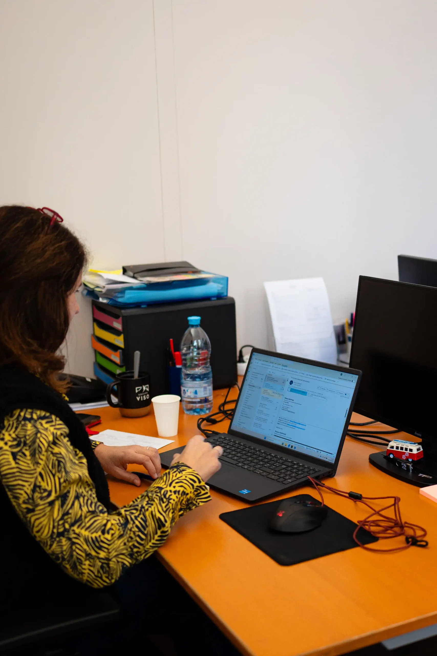 Conseillère en formation sur son ordinateur