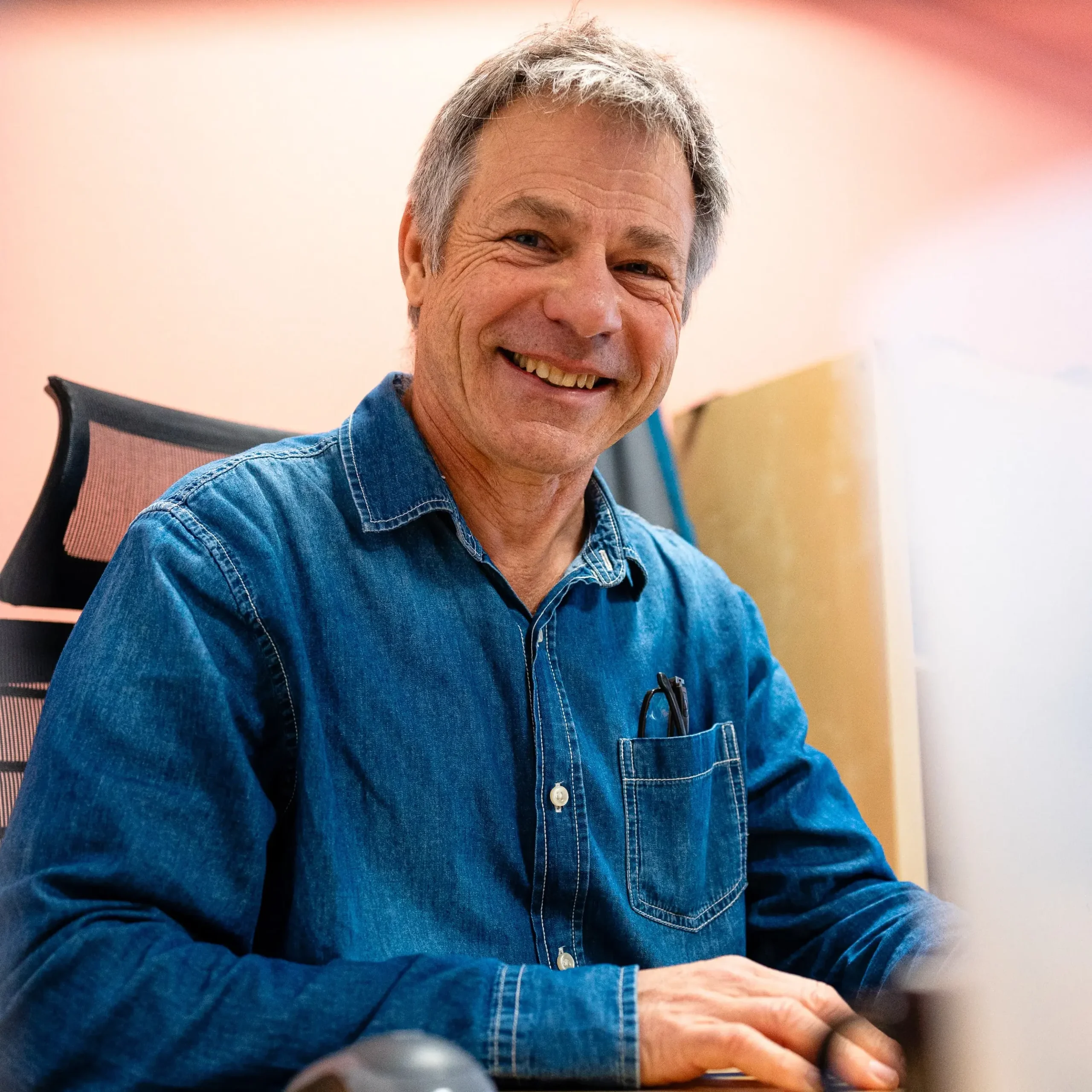 apprenant en Titre Professionnel assis à son bureau dans son entreprise d'alternance