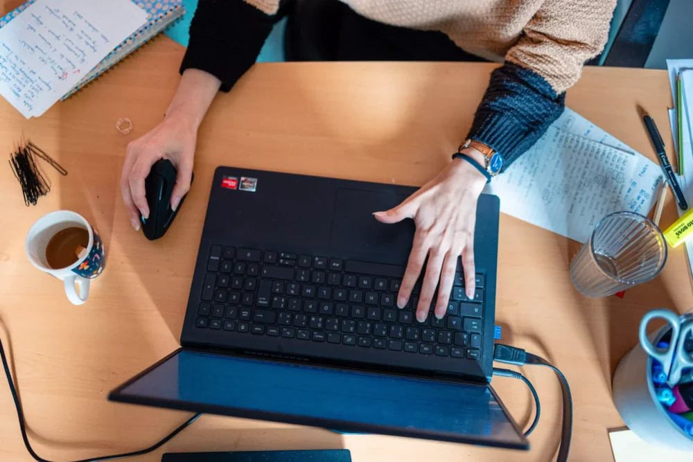 Personne sur son ordinateur