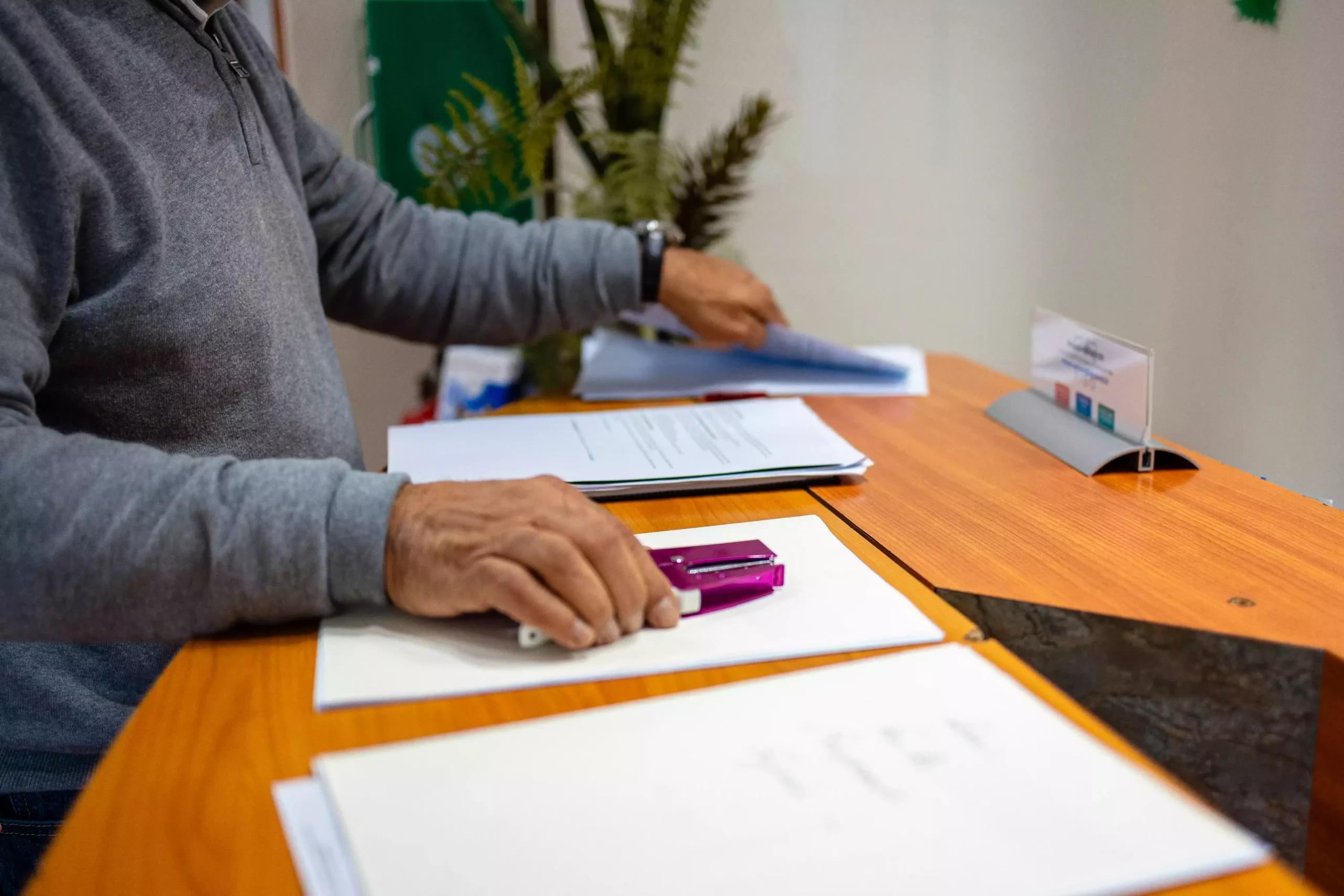 Conseiller en formation prenant des notes écrites