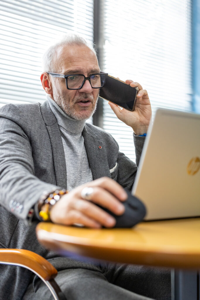 Homme en reconversion professionnelle